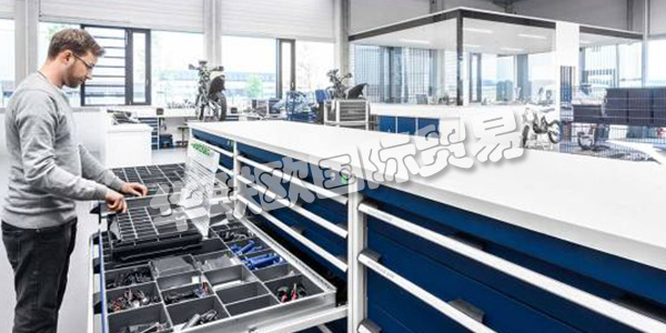 BOTT集團公司在三個歐洲地區開發和生產車輛設備,操作設備和工作站系統。憑借其產品,bott為全球工業和貿易客戶提供服務。他們在生產,服務和裝配方面的高效工作是這里的重點。