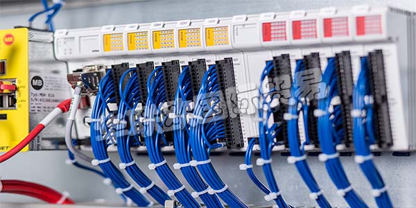 德國FUTRONIC主要產(chǎn)品：FUTRONIC控制器、伺服驅(qū)動器等。FUTRONIC是玻璃制造行業(yè)機(jī)器和設(shè)備制造商的復(fù)雜自動化解決方案的全球領(lǐng)先供應(yīng)商之一。此外，他們憑借為工業(yè)自動化和其他行業(yè)領(lǐng)域的供應(yīng)商和制造商提供的創(chuàng)新產(chǎn)品和服務(wù)，為自己贏得了名聲。